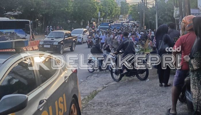 Warga Kembali Protes Penutupan Road Barrier di KM 8, Situasi Memanas