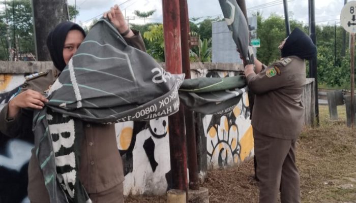 Tanjungpinang Berbenah, Spanduk Tak Beraturan Mulai Gencar Diturunkan Satpol PP