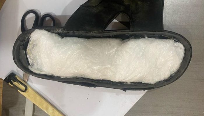 Hampir Sekilo Sabu Disembunyikan dalam Sandal Berhasil Diamankan di Bandara