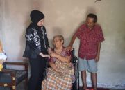 Lansia Bintan Timur Dapat Kursi Roda Gratis, Hafizha Serahkan Langsung
