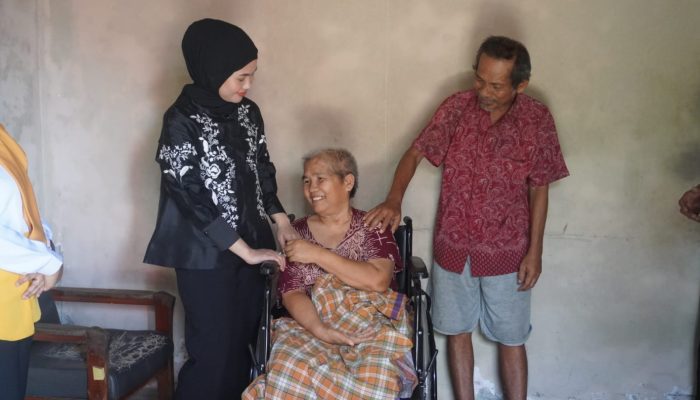 Lansia Bintan Timur Dapat Kursi Roda Gratis, Hafizha Serahkan Langsung
