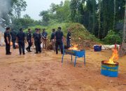 Bea Cukai Tanjungpinang Bakar 1.500 Paket Barang Campuran Ilegal di TPA