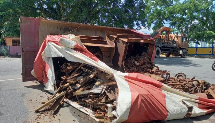 Truk Bermuatan Besi Tua Terguling, Polisi Duga Over Kapasitas