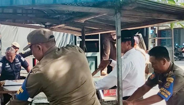 Kios Tak Terpakai di Simpang Jalan Dibongkar Satpol PP Tanjungpinang
