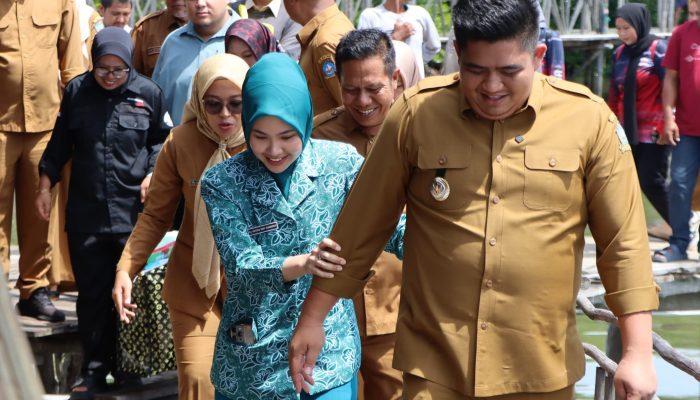 Bupati Bintan dan Istri Jadi Teladan Peduli, Kunjungi Lansia di Kampung Kawal Pantai
