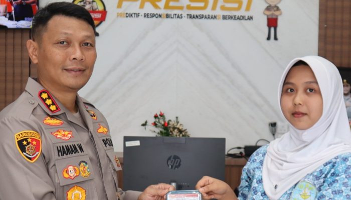Pelajar SMAN 4 Tanjungpinang Terima SIM C Gratis dari Kapolresta, Begini Ceritanya