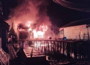 Kebakaran Hebat di Senayang, 2 Speed Boat DKP dan 3 Rumah Warga Hangus