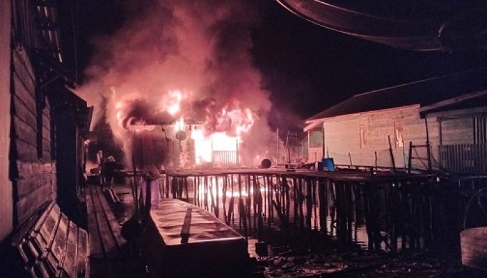 Kebakaran Hebat di Senayang, 2 Speed Boat DKP dan 3 Rumah Warga Hangus