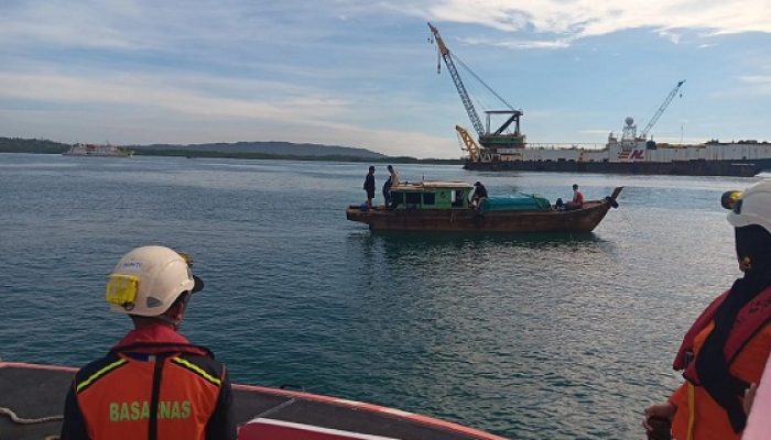 Terombang-ambing 6 Jam di Laut, 10 Pemancing Selamat dari Kapal Hanyut