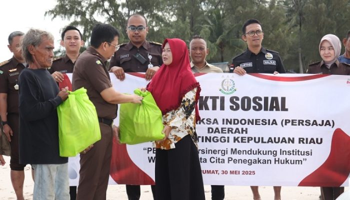 Kejati Kepri Bantu Petugas dan Warga di Pulau Terpencil
