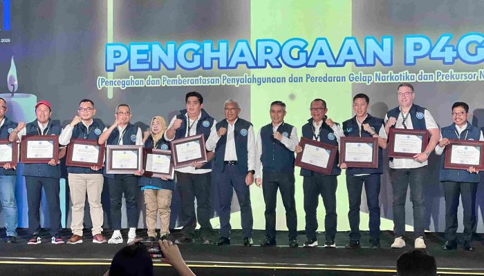 Roby Terima Penghargaan Nasional dari BNN RI atas Komitmen Anti Narkoba