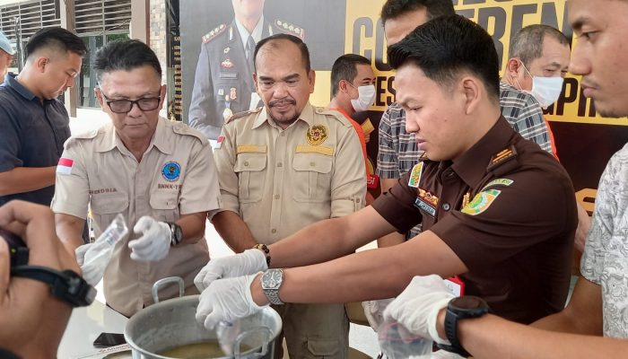 Ditangkap di Kampung Bugis, Dua Pengedar Sabu Lihat Barang Bukti Dimusnahkan Polisi