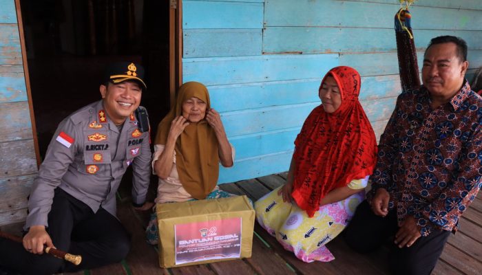 Kapolres Anambas Turun Langsung Berbagi Sembako untuk Warga