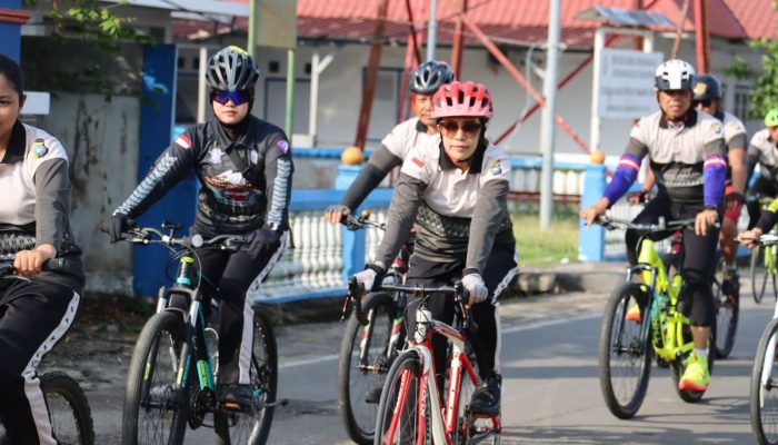 Kapolres Bintan Gowes Bareng Anggota, Bagi Sembako dan Cek Kesehatan Gratis