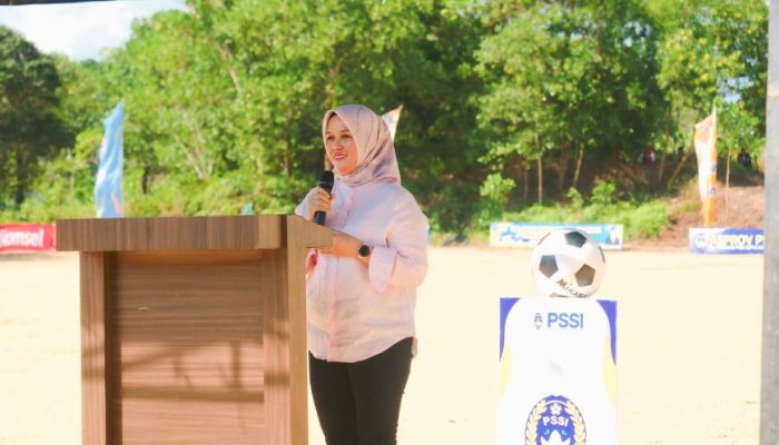 Buka Turnamen Sepak Bola Keter Mansur, Deby Maryanti Guyur Bantuan Rp10 Juta