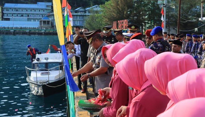 Hari Bhayangkara ke-79, Polres Anambas Kenang Pahlawan Lewat Tabur Bunga Laut