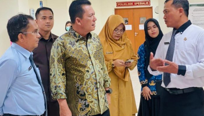 Ansar Cek AC RSUD yang Rusak, Langsung Bantu 2 Unit AC untuk Ruang Tunggu Poliklinik