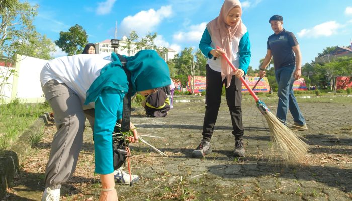 Semangat Bersih dan Peduli, PKK Tanjungpinang Gelar Gotong Royong Massal