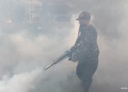 Cegah Wabah DBD, Relawan Ansor dan Babinkamtibmas Fogging di Lorong Teladan