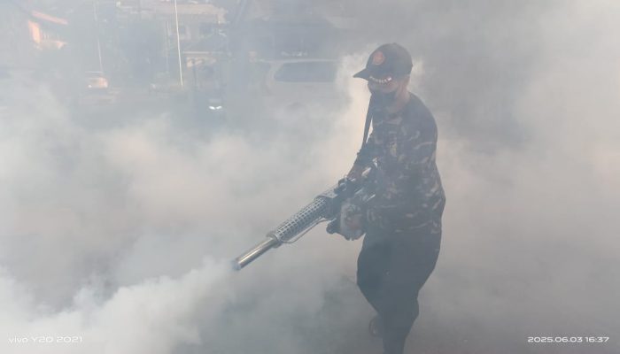 Cegah Wabah DBD, Relawan Ansor dan Babinkamtibmas Fogging di Lorong Teladan