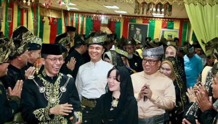Pimpinan dan Anggota DPRD Batam Saksikan Penabalan Gelar Adat untuk Wali Kota