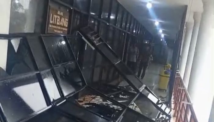 Angin Kencang Bikin Panik, Kantor Bapelitbang dan Empat Tiang PJU Tumbang