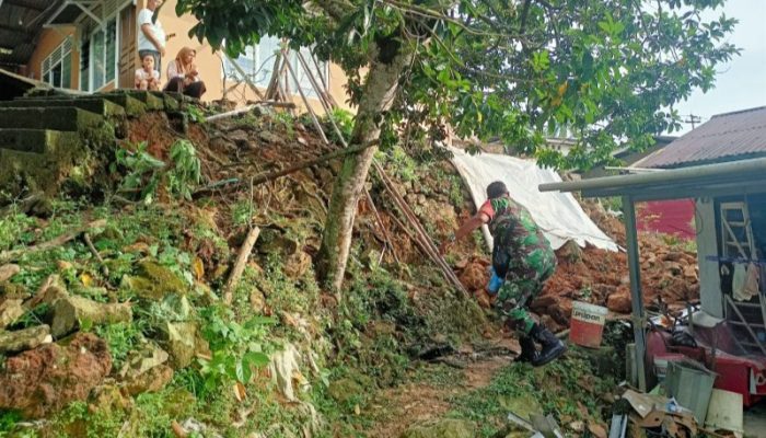 Tembok Batu Miring Ambrol, Rumah Warga Kemboja Rusak Tertimpa Longsor