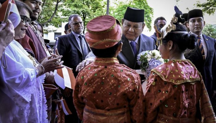 Presiden Prabowo Disambut Hangat Diaspora Indonesia Setibanya di Paris