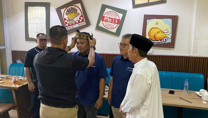 LAM Kepri dan PELINDO Tanjungpinang Pererat Silaturahmi, Tandai Pergantian GM dengan Pemasangan Tanjak