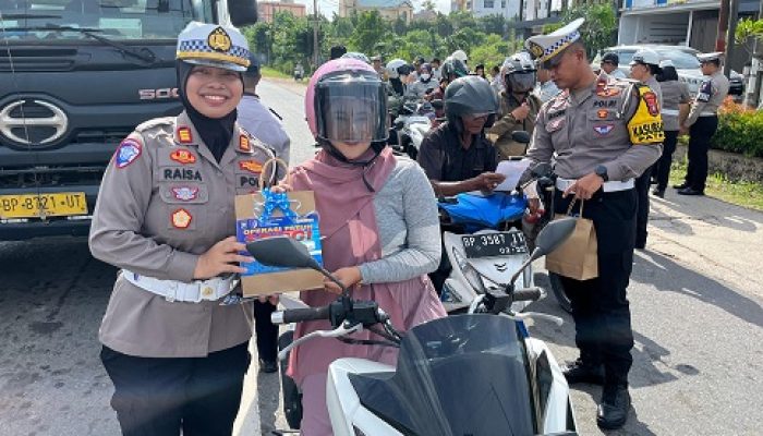 Bukan Hanya Razia, Polisi Hadiahi Pengendara yang Patuh