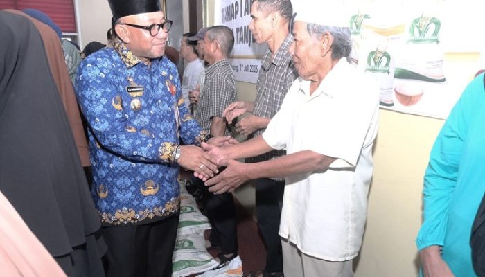 Wali Kota Lis Salurkan 7.400 Paket Beras untuk Warga Tanjungpinang