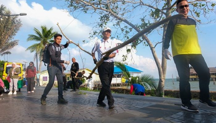 Pulau Penyengat Bersih-Bersih! Wawako Raja Ariza Turun Langsung