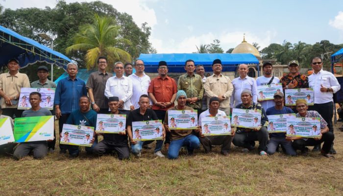 Ansar–Iman Serahkan Bantuan Rp4 Miliar untuk Nelayan Pulau Kasu