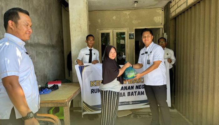 Door to door, Rutan Batam Berbagi Paket Sembako untuk Warga Sekitar