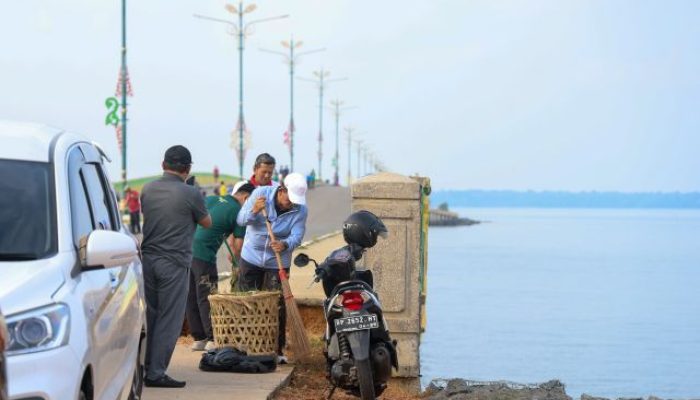 Tepi Laut Tanjungpinang Dibersihkan, Gubernur Ansar Turun Langsung