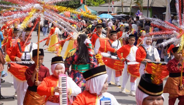 Ratusan Warga Padati Kawal, Saksikan Atraksi Drum Band Pelajar Se-Kepri