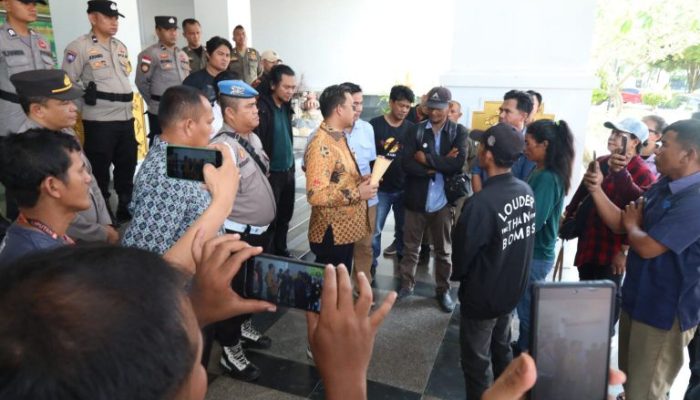 Bawa Spanduk dan Luka Hati, Pasutri di Batam Ngadu ke DPRD untuk Bongkar Kasus Anak Mereka