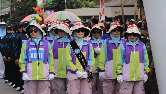 PKK Bintan Tampil Tangguh di Gerak Jalan Tri Lomba Juang 2025