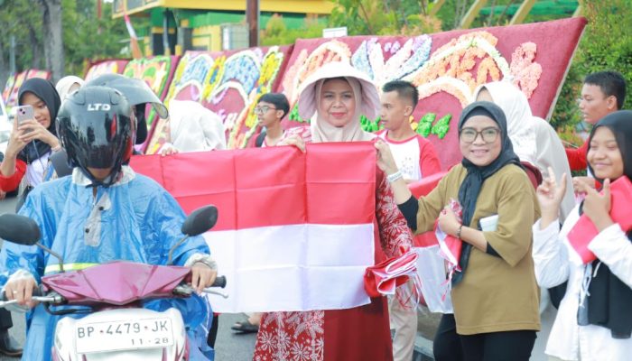 Dewi Kumalasari dan Plt. Sekwan DPRD Kepri Galakkan Aksi Bagi Ratusan Bendera Merah Putih