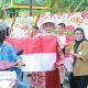 Dewi Kumalasari dan Plt. Sekwan DPRD Kepri Galakkan Aksi Bagi Ratusan Bendera Merah Putih