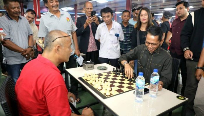 Warga Tertawa, Amsakar Berkelakar Siap Ditantang Catur