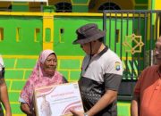 Jumat Berkah di Tanjungpinang: Polisi Bersihkan Masjid dan Serahkan Sembako untuk Marbot