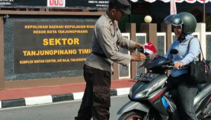 Bulan Kemerdekaan, Polsek Tanjungpinang Timur Gencarkan Kibarkan Merah Putih