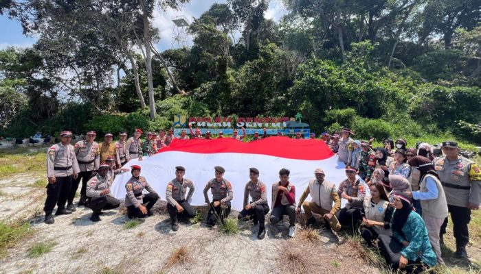 Rayakan Kemerdekaan, Polres Bintan Kibarkan Bendera Merah Putih di Pulau Sentut