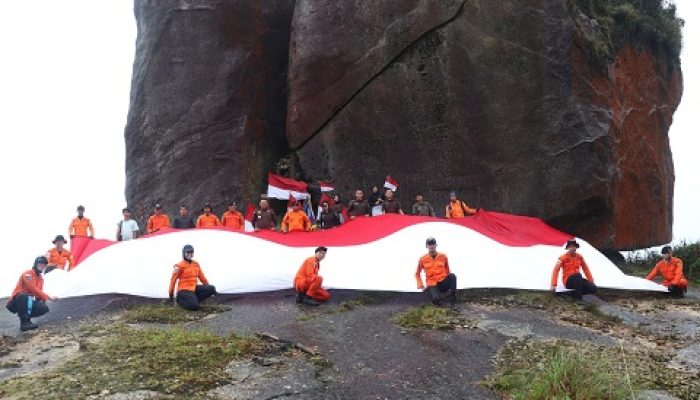Merah Putih Raksasa Berkibar di Puncak Gunung Ranai Sambut HUT ke-80 RI