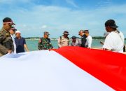 Polsek Tanjungpinang Barat Pasang Bendera Merah Putih Raksasa di Pulau Paku