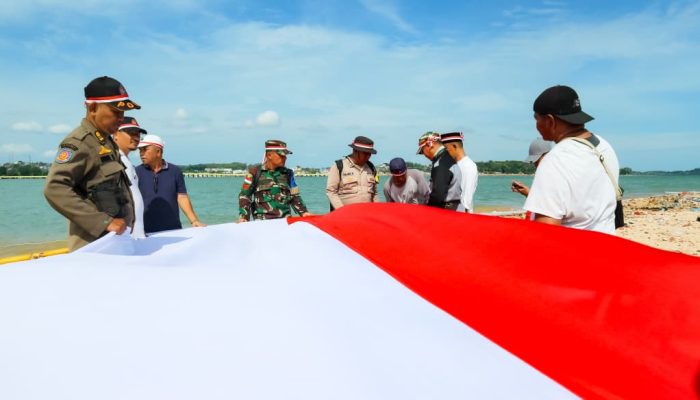 Polsek Tanjungpinang Barat Pasang Bendera Merah Putih Raksasa di Pulau Paku