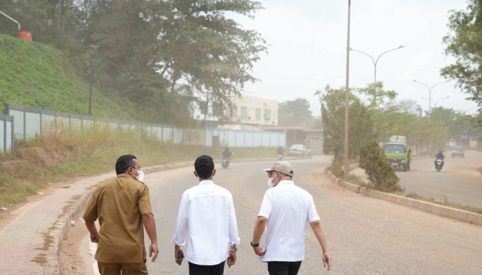 Amsakar Turun Langsung Tinjau Jalan Lumba-Lumba, Pastikan Perbaikan dan Drainase Segera Dimulai