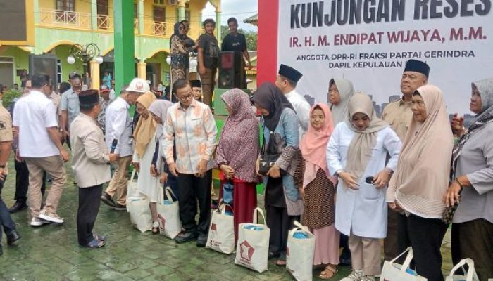 Endipat Wijaya Serap Aspirasi dan Bagikan 750 Paket Sembako untuk Warga Pulau Penyengat
