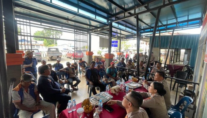 Kapolres Bagikan Sembako dan Pesan Kamtibmas kepada TKBM Pelabuhan ASDP